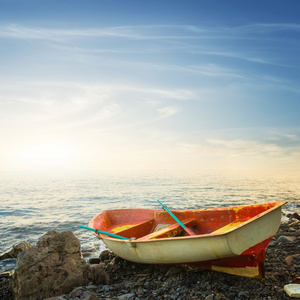 晨光中的海上小船 成本與價(jià)值的反思